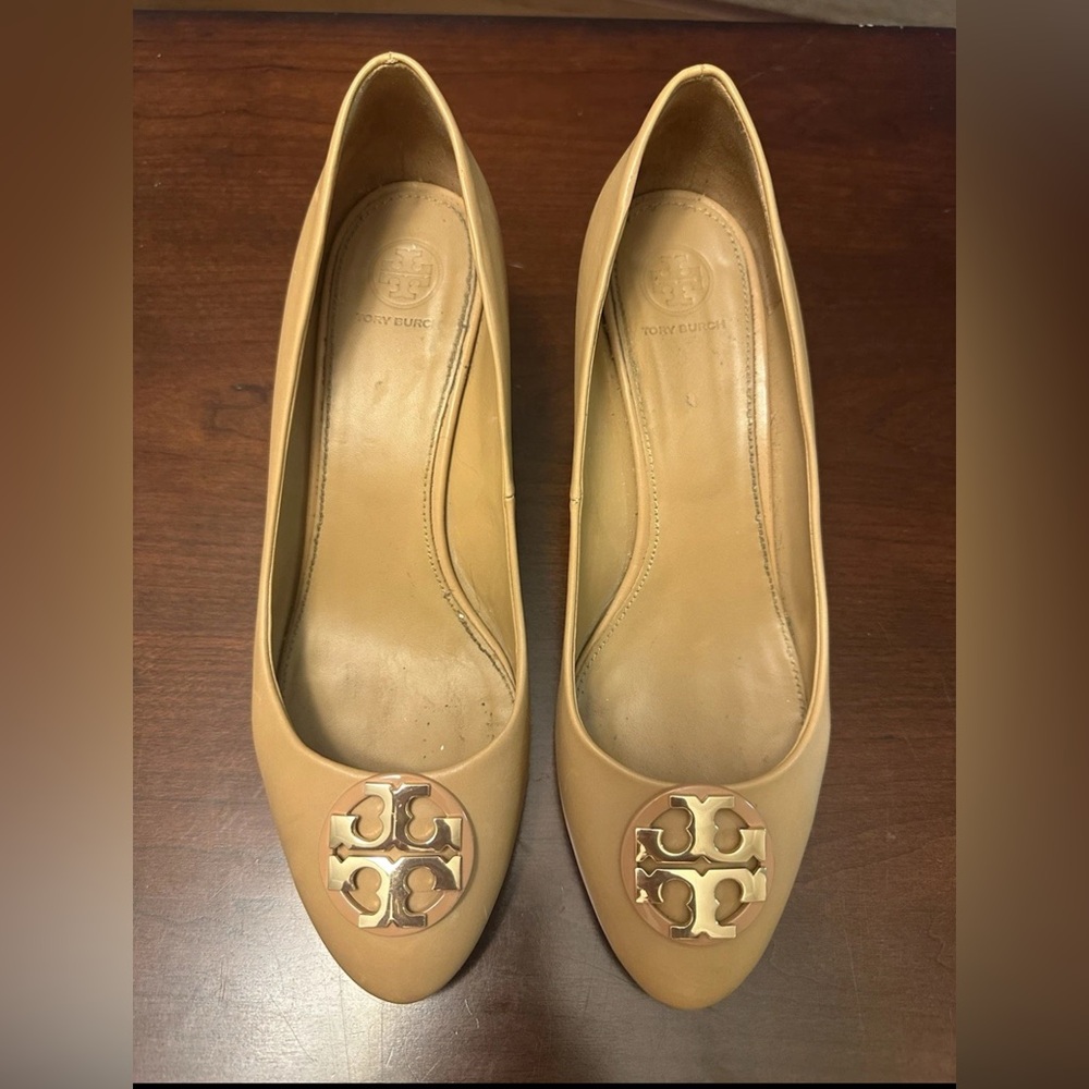 Tory Burch Tan Wedges Gold TT Emblem Size 9 - Picture 5 of 6